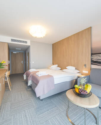 Hotellet har bekväma och modernt inredda dubbelrum, några med direkt havsutsikt.
