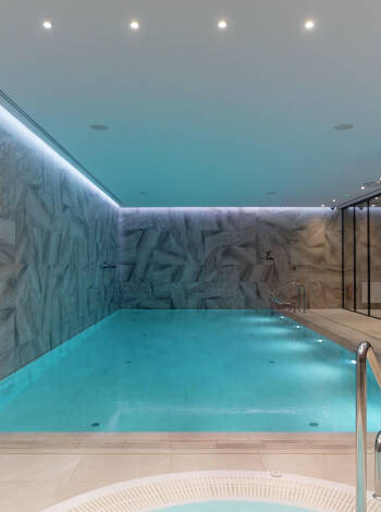 Relax in the modern wellness area with indoor pool, hot tub, sauna and steam room.