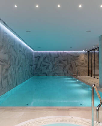 Relax in the modern wellness area with indoor pool, hot tub, sauna and steam room.