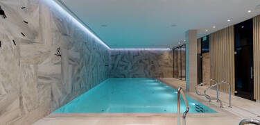 Relax in the modern wellness area with indoor pool, hot tub, sauna and steam room.