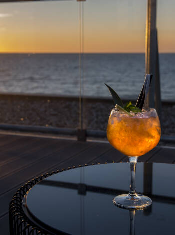 Lassen Sie den Tag bei einem leckeren Drink auf der Dachterrasse mit Blick auf die Ostsee ausklingen.