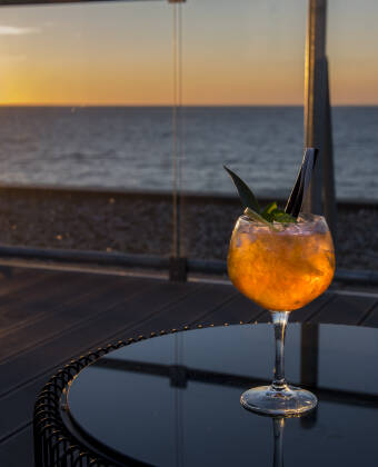 Lassen Sie den Tag bei einem leckeren Drink auf der Dachterrasse mit Blick auf die Ostsee ausklingen.