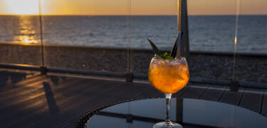 Avsluta dagen med en läcker drink på takterrassen som överblickar Östersjön.