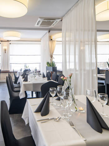 Das Restaurant serviert polnische und internationale Gerichte in einer wunderschönen Umgebung.