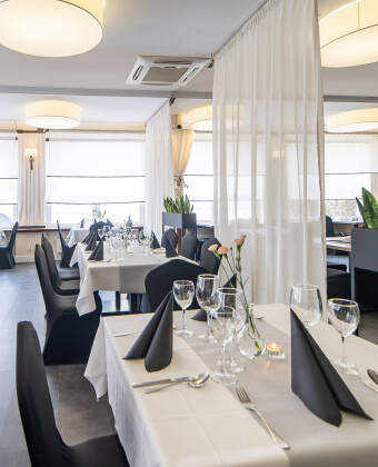 Restaurant serverer polske og internationale retter i flotte omgivelser.