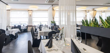 Hotellets restaurang erbjuder utsökta rätter från det polska och internationella köket.