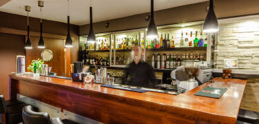 Die Bar bietet eine reiche Auswahl an lokalen Bieren und Getränken.