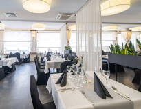 Hotellets restaurang erbjuder utsökta rätter från det polska och internationella köket.