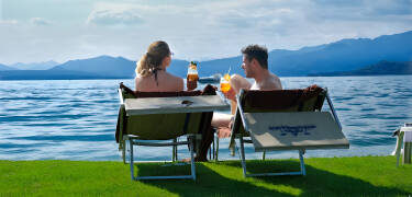 Den private Mirabello strand kan besøges (mod et gebyr), hvis du kan lide en dukkert i Gardasøen