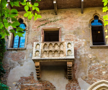 Det mest populære feriestedet å besøke er uten tvil Verona. Se det romerske amfiteateret og Romeo og Julies balkong.