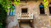 Den populäraste orten att besöka är utan tvekan Verona. Se den romerska amfiteatern och Romeo och Julias balkong.