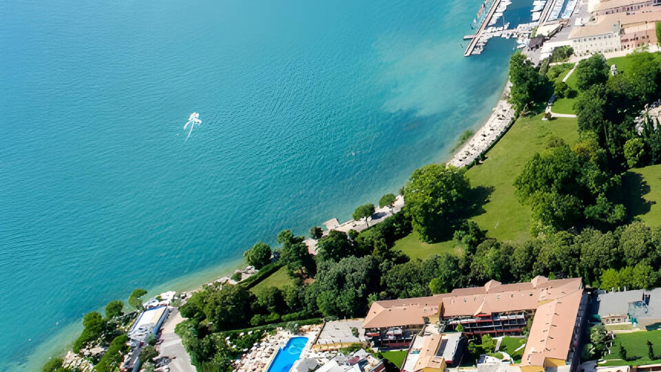Upplev en lyxig semester vid Gardasjöns strand på Parc Hotel Gritti.
