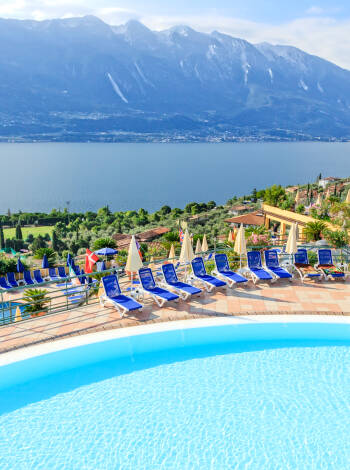 Hotel San Pietro ligger med utsikt över Gardasjön och har två utomhuspooler med utsikt över bergen.