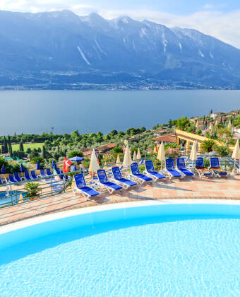 Hotel San Pietro ligger med utsikt över Gardasjön och har två utomhuspooler med utsikt över bergen.