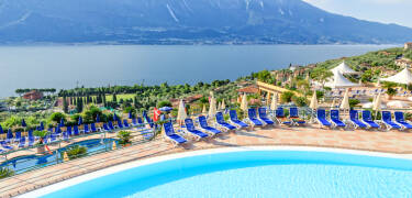 Hotel San Pietro ligger med utsikt över Gardasjön och har två utomhuspooler med utsikt över bergen.