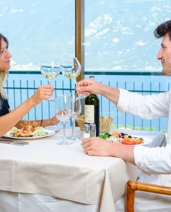 Vinslottet Castelnuovo di Noarna härstammar från medeltiden och vingården producerar vin av flera druvsorter.