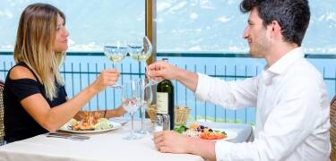 Vinslottet Castelnuovo di Noarna härstammar från medeltiden och vingården producerar vin av flera druvsorter.