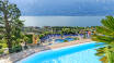 Hotel San Pietro ligger med udsigt udover Gardasøen, og har to udendørs pools, hvor I kan nyde den fra.