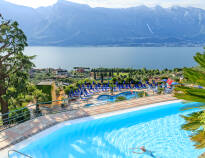 Hotel San Pietro ligger med udsigt udover Gardasøen, og har to udendørs pools, hvor I kan nyde den fra.