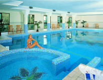Hotellets indendørs pool, så I stadig kan svømme en tur, selvom det skulle blive dårligt vejr.