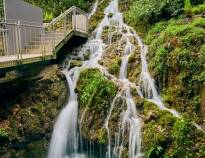 Der Cascate del Varone Wasserfall ist erstaunlich und es ist nur eine der Sehenswürdigkeiten rund um den Gardasee.
