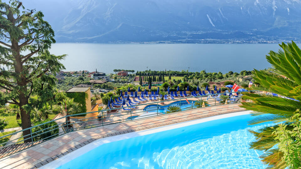 Hotel San Pietro ligger med utsikt över Gardasjön. Hotellet har 2 utomhuspooler med utsikt över bergen.