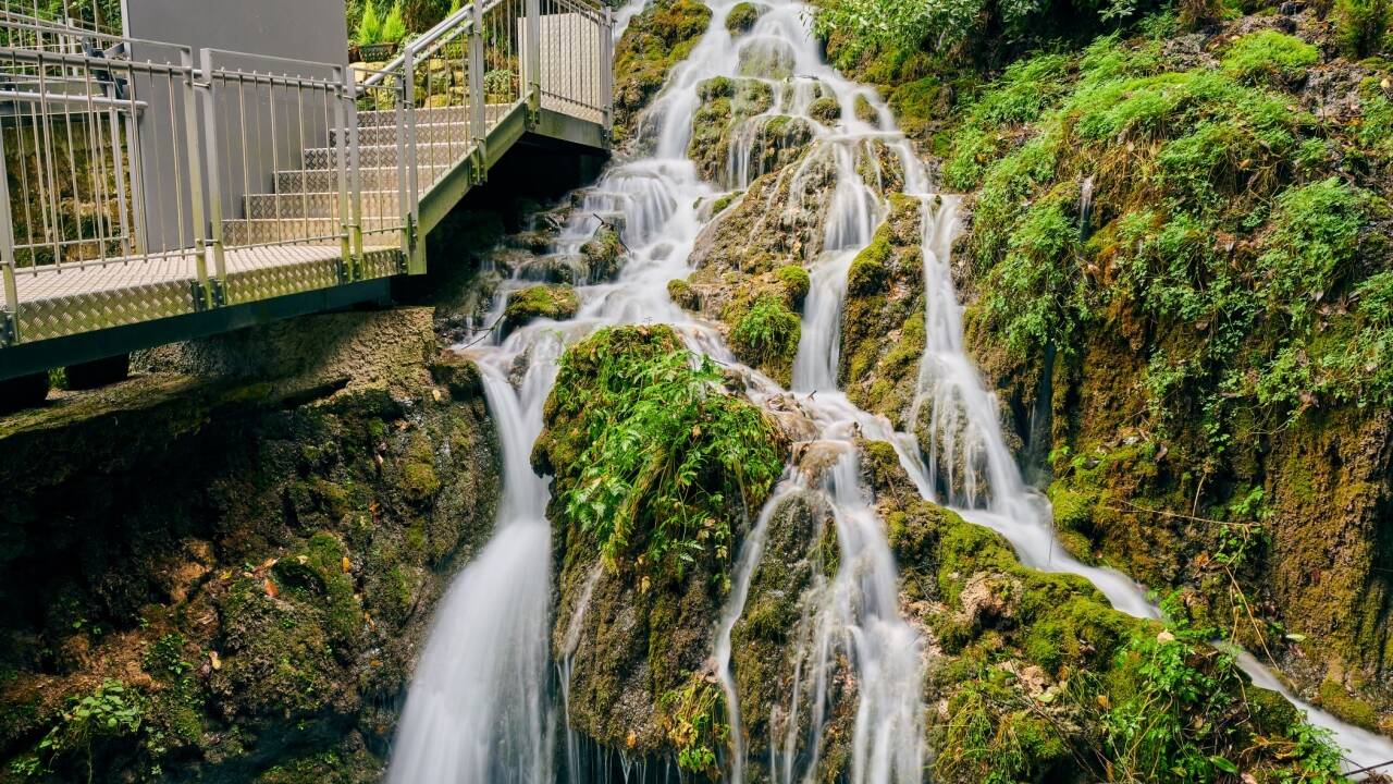 Der Cascate del Varone Wasserfall ist erstaunlich und es ist nur eine der Sehenswürdigkeiten rund um den Gardasee.