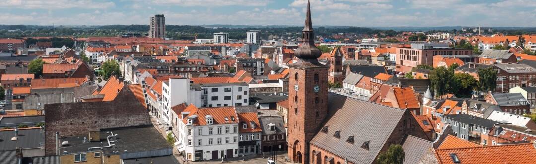 Jørgensens Hotels centrale beliggenhed gør det nemt at opleve den pulserende kultur i Horsens, tage på shopping eller sightseeing.