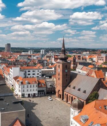 Jørgensens Hotels sentrale beliggenhet gjør det enkelt å oppleve Horsens' pulserende kulturliv, shoppe eller dra på sightseeing.