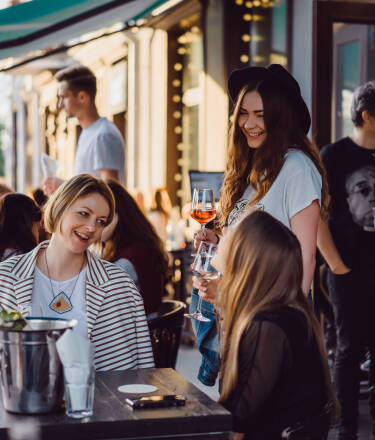 Wenn die Sonne scheint, wird die Terrasse des Hotels zum perfekten Ort, um eine große Auswahl an Gerichten bei einem Glas Ihres Lieblingsgetränks zu genießen.