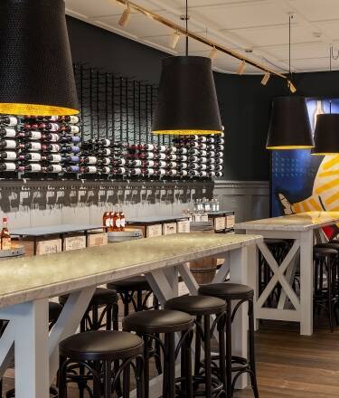 Opplev unike viner i vakre omgivelser i baren, og ta med deg favorittene dine hjem fra butikken.