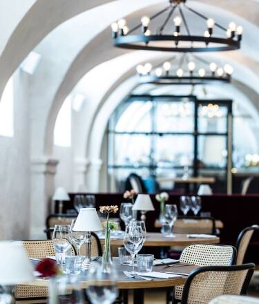 Spis på Restaurant Eydes, der kulinarisk fortreffelighet er en tradisjon, ikke en trend. De stadig skiftende, sesonginspirerte menyene er laget for å gjøre hvert måltid til en minneverdig opplevelse.