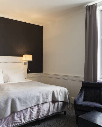 Hotellets rum är trevligt inredda och här sover ni gott under er vistelse