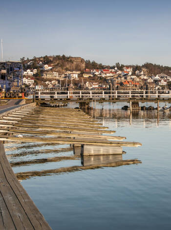 Gå en tur i byens charmerende havneområde, som emmer af historie.