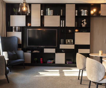 Hotellet har en varm og hjemlig atmosfære, som inviterer til avslappende stunder.