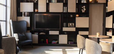 Hotellet har en varm og hjemlig atmosfære, som inviterer til avslappende stunder.