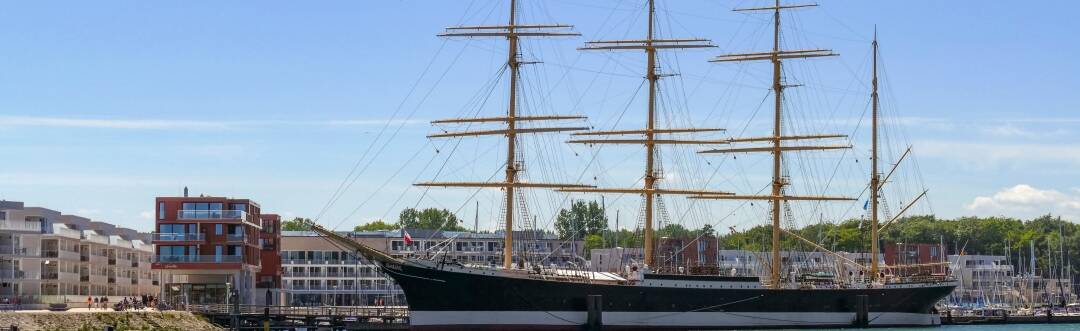 Oplev den særegne maritime stemning i Travemünde, hvor kystlivsstilen og den maritime arv er levende til stede.