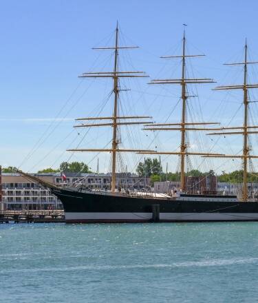 Oplev den særegne maritime stemning i Travemünde, hvor kystlivsstilen og den maritime arv er levende til stede.