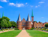 Prøv marcipan, og udforsk den historiske charme i Lübeck, som kun ligger 30 minutters kørsel væk.