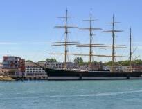 Oplev den særegne maritime stemning i Travemünde, hvor kystlivsstilen og den maritime arv er levende til stede.