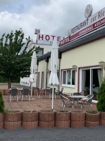 Hotel zur Riede har ett smidigt läge nära motorvägen, på en lugn plats nära Bremens och Delmenhorsts centrum.