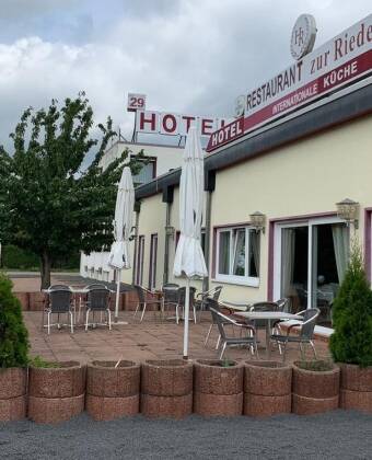 Hotel zur Riede har en praktisk beliggenhet nær motorveien, i rolige omgivelser mellom Bremen og Delmenhorst sentrum.