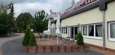 Das Hotel zur Riede liegt verkehrsgünstig nahe der Autobahn, ruhig und unweit vom Zentrum von Bremen und Delmenhorst.