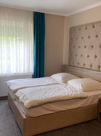 Hotellet har ljusa och bekväma rum med moderna faciliteter.