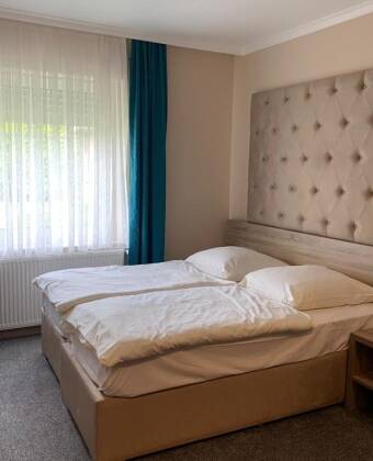 Hotellet tilbyr lyse og komfortable rom med moderne fasiliteter.