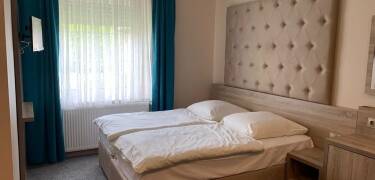 Das Hotel bietet helle und komfortable Zimmer mit modernen Annehmlichkeiten.