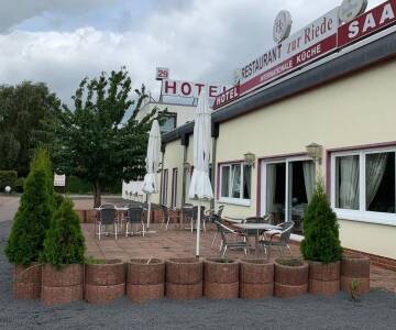 Hotel zur Riede har ett smidigt läge nära motorvägen, på en lugn plats nära Bremens och Delmenhorsts centrum.