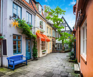 Genießen Sie einen entspannten Spaziergang durch Bremens ältestes Viertel, das Schnoor, wo Sie charmante kleine Gassen erwarten.