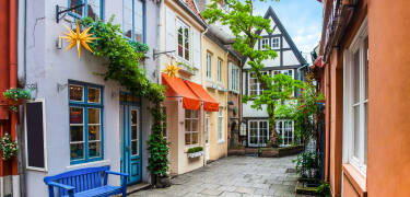 Genießen Sie einen entspannten Spaziergang durch Bremens ältestes Viertel, das Schnoor, wo Sie charmante kleine Gassen erwarten.