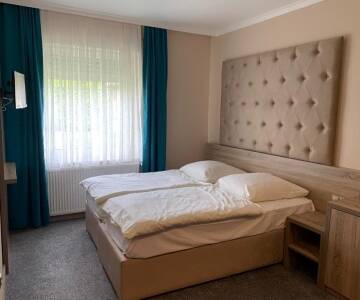 Das Hotel bietet helle und komfortable Zimmer mit modernen Annehmlichkeiten.